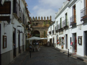 Straßenzug Cordoba mit Blick auf historische Stadtmauer