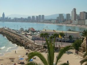 Strand und Skyline von Alicante