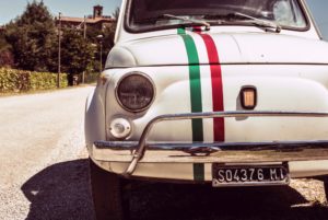 Foto von altem weißem Fiat 500 mit Streifen in Farben der italienischen Flagge