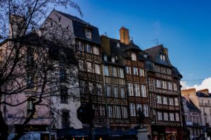 Foto einer Reihe von vier Fachwerkhäusern in Rennes