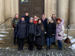 Foto Gruppenbild der Exkursionsteilnehmer vor der Schlosskirche Bayreuth