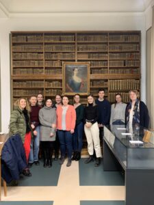 Gruppenbild der Exkursionsgruppe in der Alten Universitätsbibliothek Erlangen